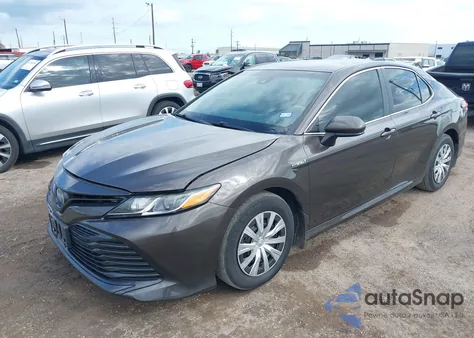 2020 Toyota Camry Le Hybrid z USA, uszkodzony, nr VIN 4T1C31AK2LU011200